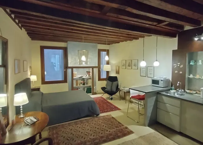 Studio Apartment San Marco 1825 fully sanitzd